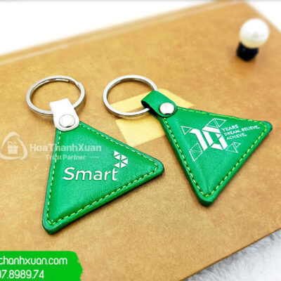 Móc Khóa Da Tam Giác Dập Logo Theo Yêu Cầu