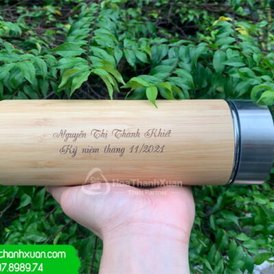 Khắc Logo Lên Bình Giữ Nhiệt Vỏ Tre - BGN01
